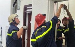 Cứu 5 người kẹt trong thang máy tòa nhà 4 tầng ở TPHCM