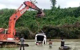 Trục vớt được chiếc xe Mercedes bị lũ cuốn ở Khánh Hòa