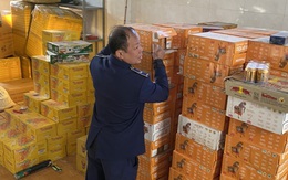 Hơn 200 thùng nước giải khát hết hạn sử dụng, tiểu thương ở Hà Nội vẫn công khai bày bán