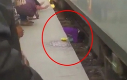 2 con nhỏ bị rơi xuống đường ray đúng lúc tàu chạy, hành động của người mẹ khiến nhân chứng sững sờ rồi cảm phục vô bờ