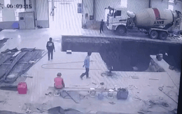 Video: Hoảng hồn cảnh xe bồn trộn bê tông rơi xuống hố sâu, tài xế thoát nạn trong gang tấc