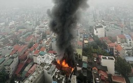Cháy lớn tại nhà dân ở Long Biên, cột khói bốc cao hàng chục mét