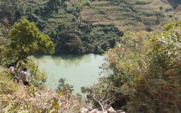 Xe tải lao xuống hồ ở Hà Giang, tài xế mất tích