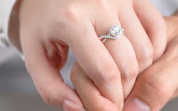 Cô gái được cầu hôn bằng nhẫn kim cương, 2 ngày sau phát hiện ra bí mật động trời