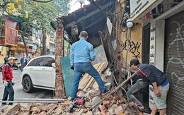 Tin mới bất ngờ vụ xe Mercedes tông sập nhà phố cổ Hà Nội lúc rạng sáng