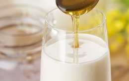 Uống sữa kết hợp thực phẩm này sẽ giúp bảo vệ dạ dày và ngăn ngừa bệnh về xương khớp cực tốt