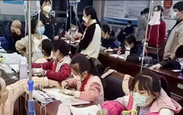 Xôn xao hình ảnh hàng loạt học sinh làm bài tập trong bệnh viện