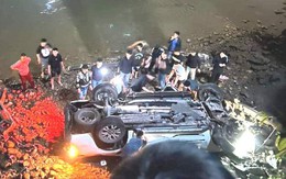 Xe ô tô mất lái, đâm đổ lan can, rơi xuống sông làm 2 người tử vong lúc rạng sáng