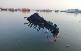 Hai tàu cá ngoại tỉnh bốc cháy trông đêm khi neo đậu tại Quảng Bình
