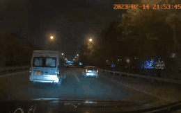 Video: Xe 16 chỗ liên tục lạng lách, chèn ép xe khác trên Đại lộ Thăng Long