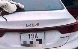 Để lại ô tô trên bờ, người mẹ ôm 2 con gái nhảy sông