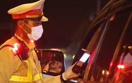 Nồng độ cồn gấp 3 lần mức kịch khung, tài xế vật ngã CSGT