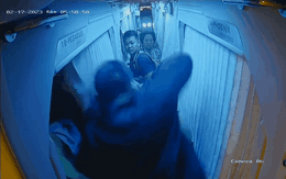 Video: Không dừng xe cho khách đi vệ sinh, tài xế bị hành hung tới tấp