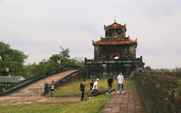 Du khách thích thú trải nghiệm con đường đi bộ trên thượng thành Huế