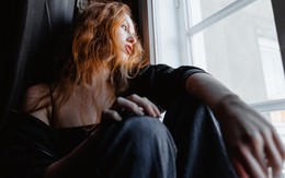 Đến công ty lúc 9h tối, cô gái đỏ mặt thấy cảnh trong thang máy