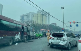 Tai nạn liên hoàn giữa 5 ô tô, xe máy trên phố Hà Nội