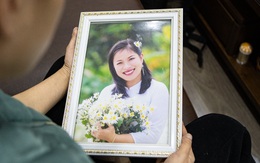 Chuyện về người phụ nữ Hà Nội hai lần chụp ảnh thờ cho chính mình