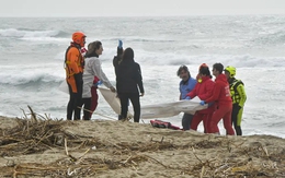 Gần 60 người tị nạn chết trong vụ đắm tàu ngoài khơi Italy