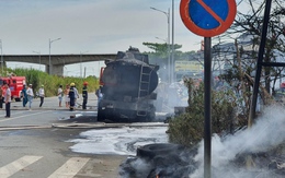 Xe bồn chở xăng bốc cháy, lan sang nhà dân ở TP.HCM