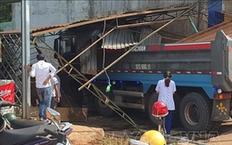 Xe ben tự trôi dốc, lao vào tiệm sửa xe và tiệm thuốc tây
