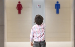 Không cho bé trai 6 tuổi vào WC nữ, cô gái bị mẹ cậu bé mắng 20 phút