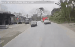 Video: Thót tim cảnh xe tải 'đấu đầu' xe khách khiến nhiều người thương vong
