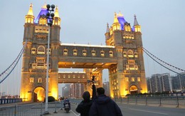 Những công trình 'nhái' kỳ quái ở Trung Quốc: Tháp Eiffel, Cầu tháp London hay Tượng nhân sư khổng lồ... đều có