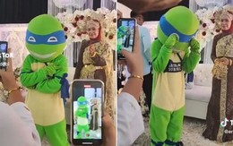 Bạn gái yêu 8 năm đi lấy người khác, chàng trai đóng giả làm "Ninja rùa" dự đám cưới trong nước mắt