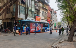 Hà Nội: Xe buýt tông nhà dân khiến 3 người bị thương