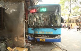 Hà Nội: Tránh hiện trường tai nạn, xe bus lao lên vỉa hè trên phố Đội Cấn