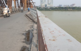 Cầu Long Biên mới được sơn lại đã xuất hiện chi chít những 'lưu bút tình yêu'