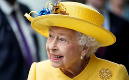 Chiêm ngưỡng bộ bát đĩa tráng miệng dát vàng được đem đi bán đấu giá của Nữ Hoàng Elizabeth II: Trị giá hơn 500.000 USD, mang dấu ấn lịch sử nhân loại có 1-0-2