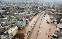 Thổ Nhĩ Kỳ thảm họa chưa ngừng: Các thành phố vừa đổ nát vì động đất giờ ngập trong lũ lụt, đường bị xẻ đôi trong giây lát, nhà cửa xe cộ đều cuốn trôi