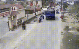 Video: Chạy ẩu, xe tải gây tai nạn khiến nữ sinh tử vong