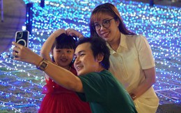 Hàng nghìn người dân TPHCM đổ "công viên ánh sáng" vui chơi cuối tuần