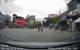 Video: Tài xế ô tô truy đuổi khiến hai tên trộm xe SH phải bỏ của chạy lấy người