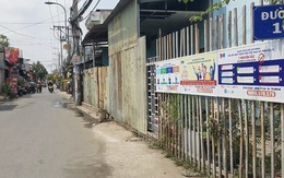 Nam sinh thất thần nhìn điện thoại bị cướp ngay trên tay