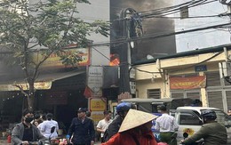 Cháy quán bia ở Hà Nội, khói lửa bốc nghi ngút