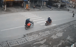 Video: Xi nhan “bằng tay” khi qua đường, xe máy bị tông văng từ phía sau