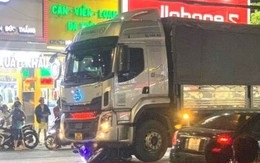 Xe máy bị cuốn dưới gầm tải, 2 người tử vong tại chỗ