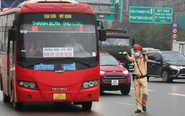 Cảnh sát lập chốt kiểm tra tài xế sử dụng ma túy trước cổng bến xe Mỹ Đình