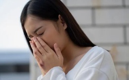 Bật khóc trong xấu hổ vì những việc chồng đã gây nên
