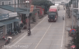 Video: Xe máy 'kẹp ba' đâm thẳng vào xe đầu kéo khiến một người tử vong