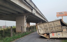 Thùng xe container rơi 15m từ cầu cao tốc TP.HCM - Trung Lương