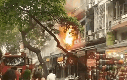 Video: Khống chế đám cháy lớn tại ngôi nhà 2 tầng trên phố Hàng Mã
