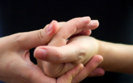 Bẻ khớp ngón tay có gây viêm khớp không?