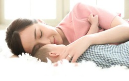 Ra phố thăm chị gái, tôi ngây người khi thấy chị bế đứa bé 2 tháng tuổi