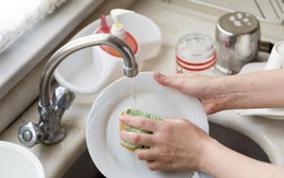 Đến nhà bạn trai ra mắt, tôi bất ngờ khi thấy bố anh rửa bát trong bếp