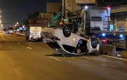 Ô tô 4 chỗ lộn nhiều vòng trên QL1, văng vào xe tải rồi lật ngửa giữa đường