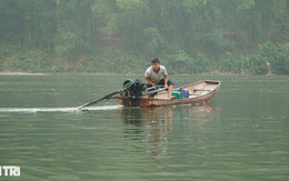 Công phu nghề cào hến trên sông Mã